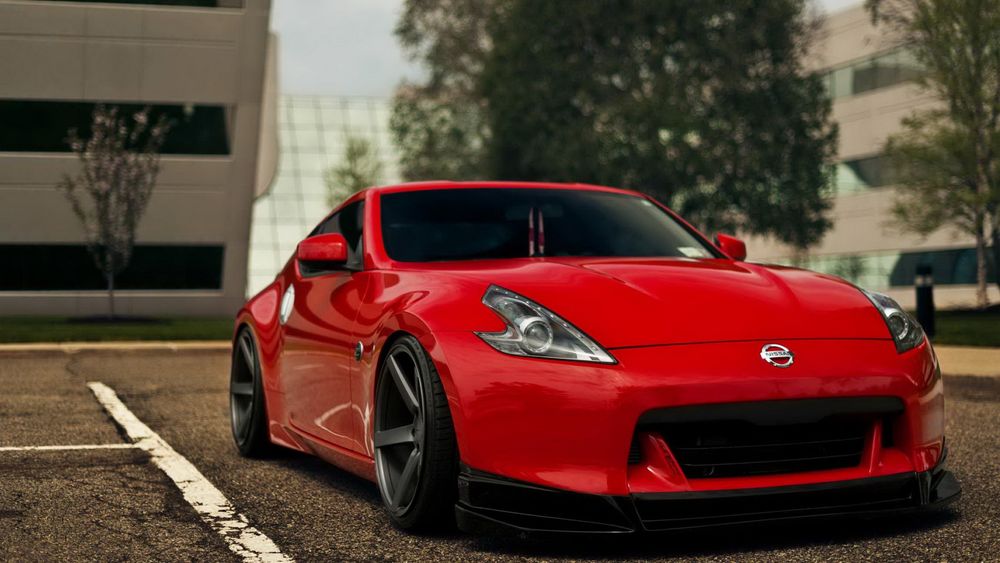 Обои для рабочего стола Красный тюнинговый Nissan 370 Z стоит на парковке