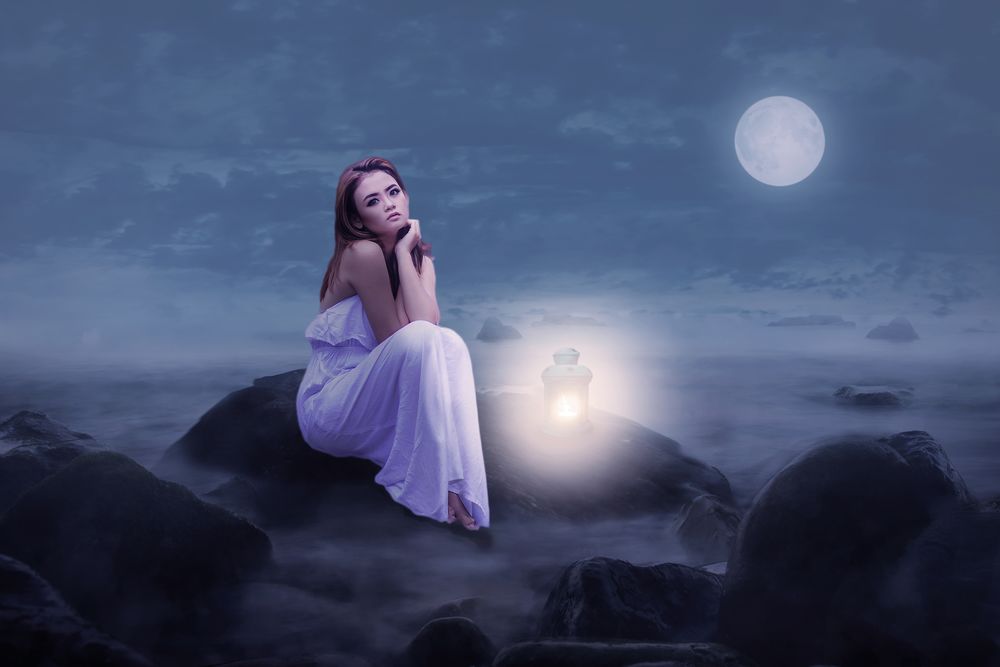 Обои для рабочего стола Девушка в белом платье сидит на камне с лампой лунной ночью, by Myriam
