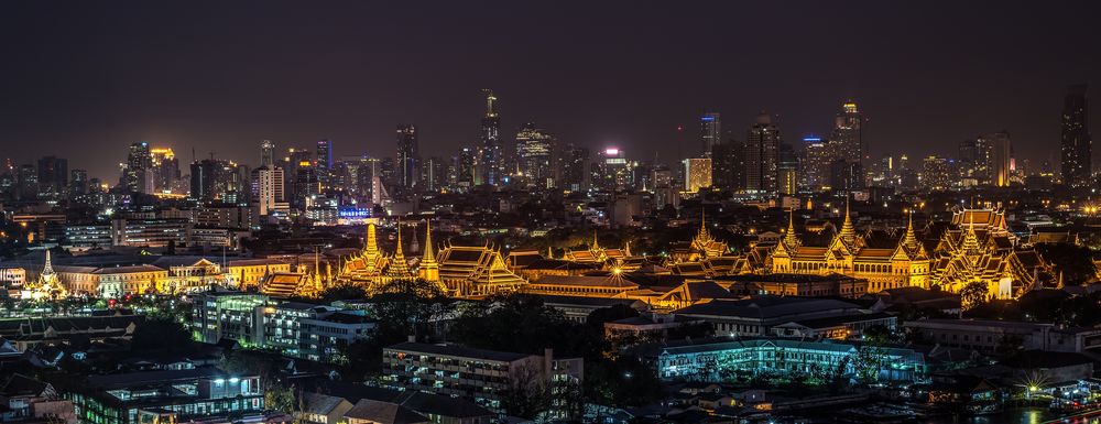 Обои для рабочего стола Ночной вид с подсветкой буддийского Wat Phra Kaew / Храма Изумрудного Будды, Bangkok, Thailand / Бангкок, Таиланд, by Sasin Tipchai
