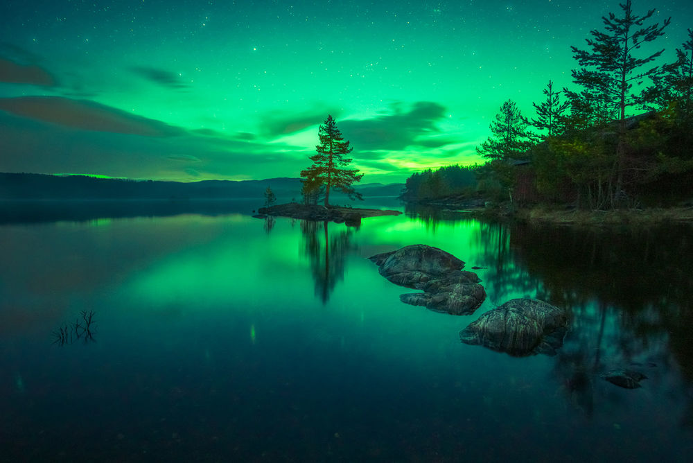 Обои для рабочего стола Сияние на небе над озером Ringerike, Норвегия, фотограф Ole Henrik Skjelstad