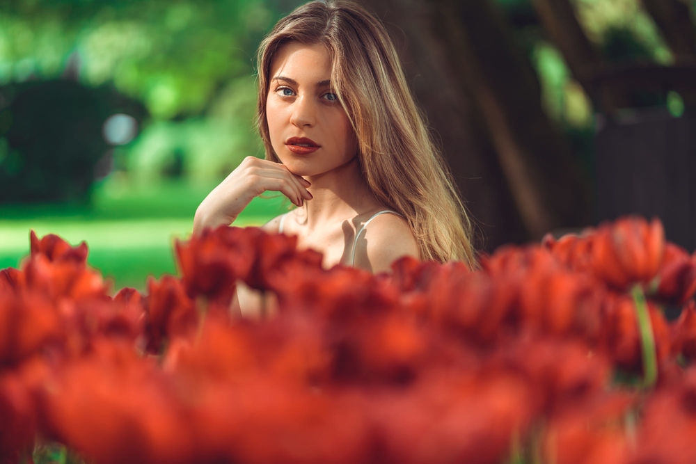 Обои для рабочего стола Модель Sara Bianchi стоит перед красными тюльпанами, фотограф Marco Squassina