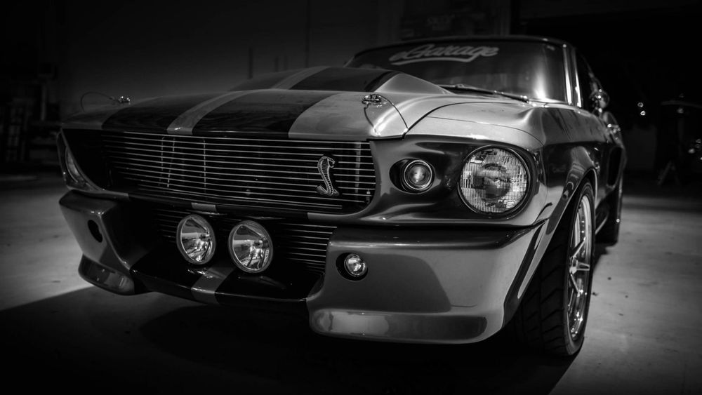 Обои для рабочего стола Ford Mustang Shelby GT500 стоит в гараже