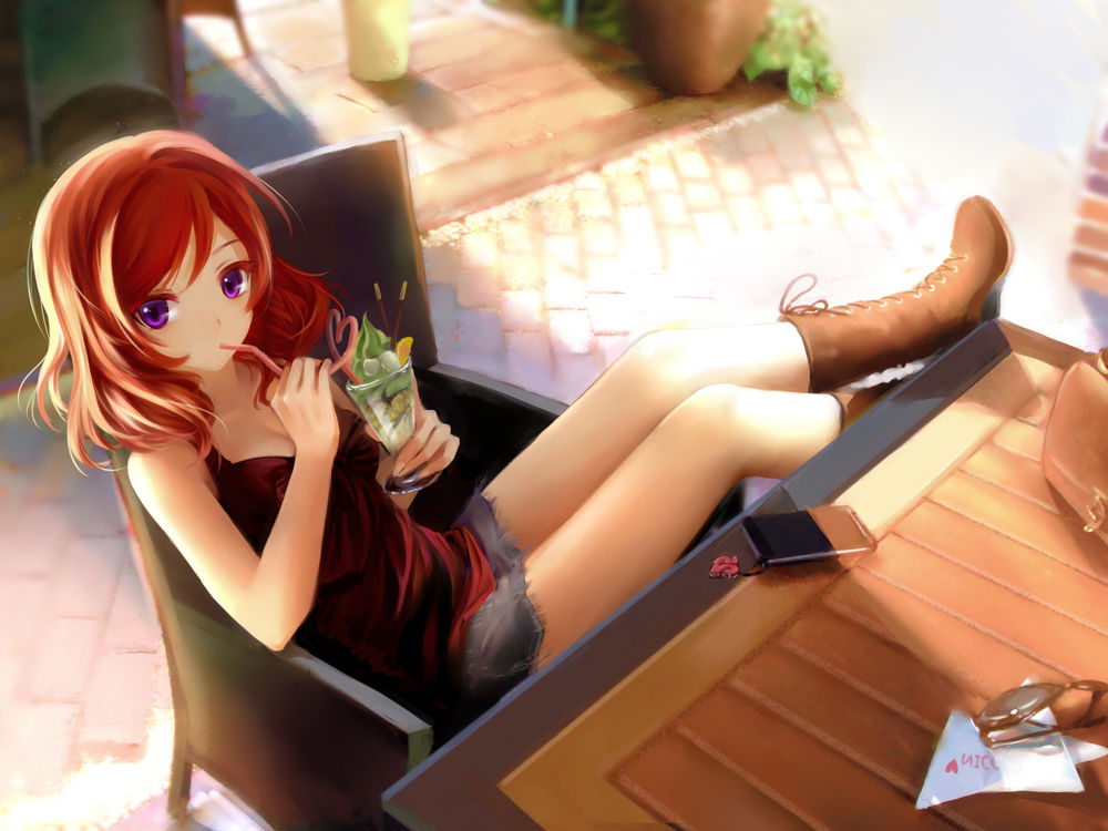 Обои для рабочего стола Нишикино Маки из аниме Love Live пьет коктейль сидя за столом