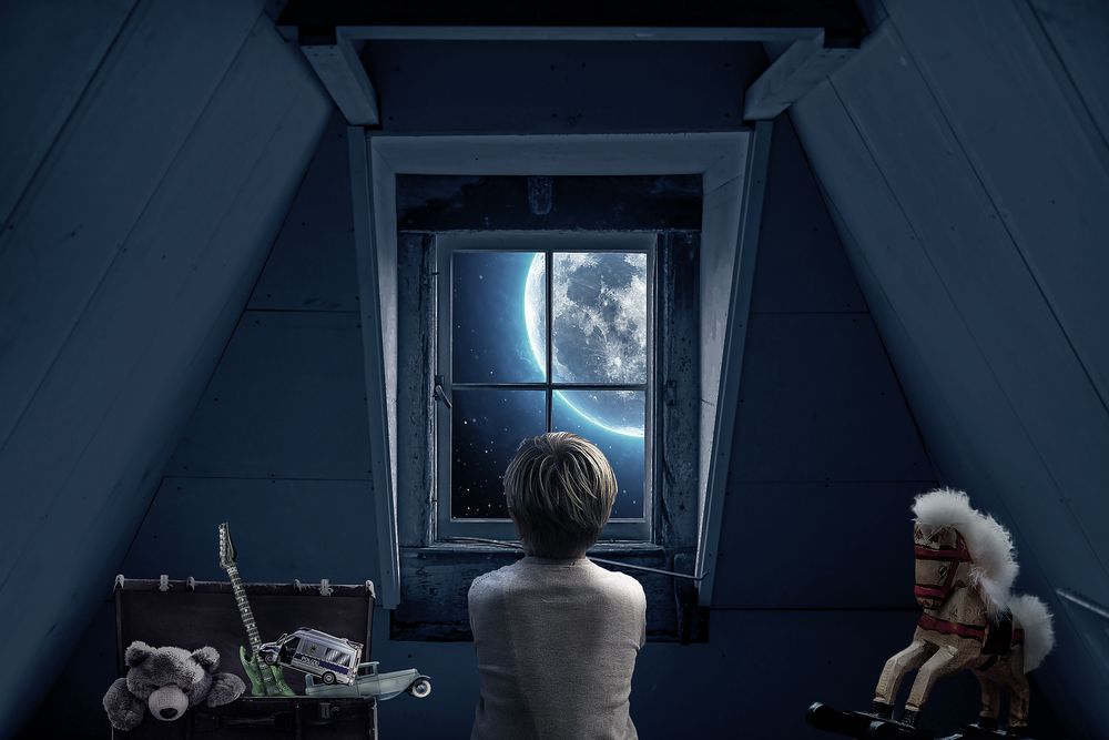 Обои для рабочего стола Мальчик в мансарде наблюдает за луной в окне, by Myriam