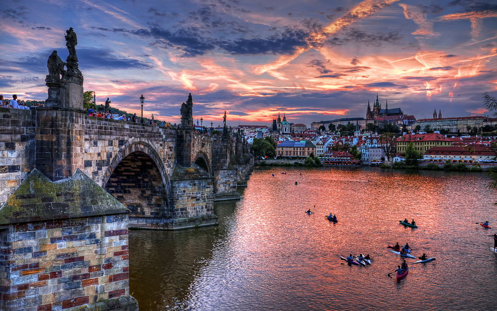 Обои для рабочего стола Prague / Прага, Чехия, Karluv most / Карлов мост исторический центр на закате