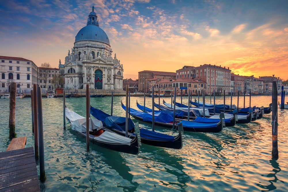 Обои для рабочего стола Город Венеция / Venezia, Италия / Italy, лодки на фоне на фоне зданий