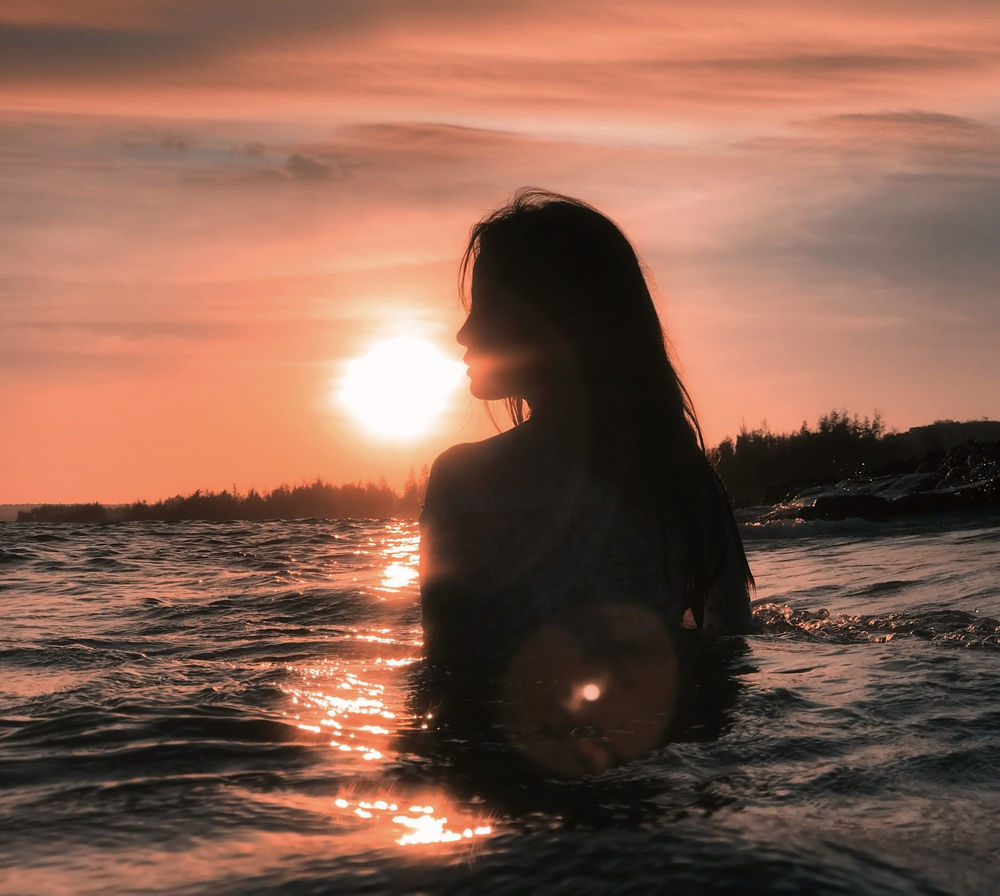 Обои для рабочего стола Девушка стоит в воде, by Rаi