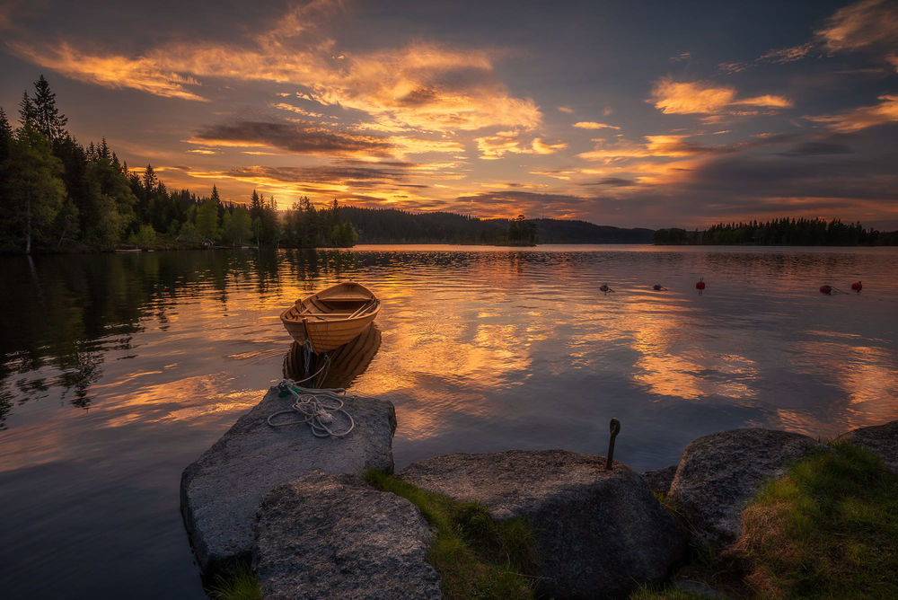 Обои для рабочего стола Лодка на озере Ringerike в Норвегии / Norway, фотограф Ole Henrik Skjelstad