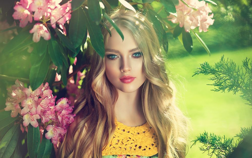 Обои для рабочего стола Голубоглазая модель Алина Славинская стоит у цветущего дерева. Фотограф София Журавец