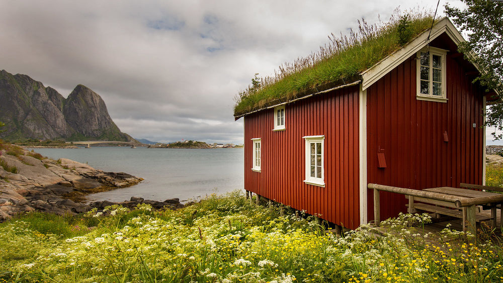 Обои для рабочего стола Традиционный дом рыбаков в Рейне на озере Lofoten, Norway / Лофотен, Норвегия, фотограф Jacky Kobelt