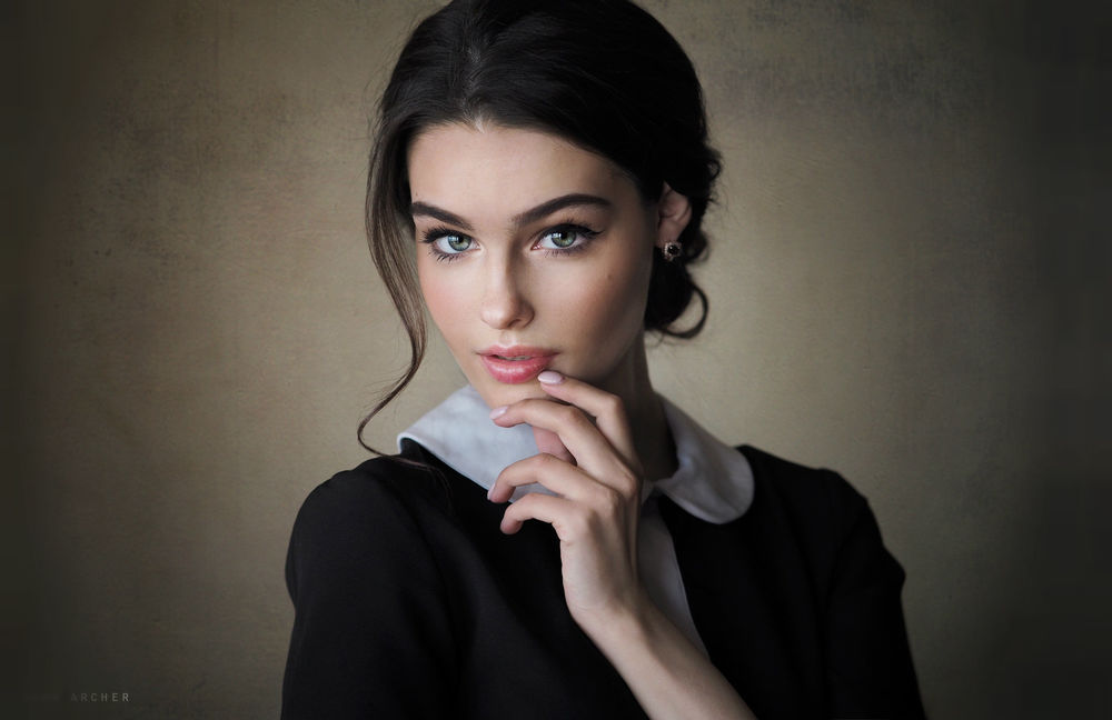 Обои для рабочего стола Модель Богдана держит руку у лица, фотограф Sean Archer