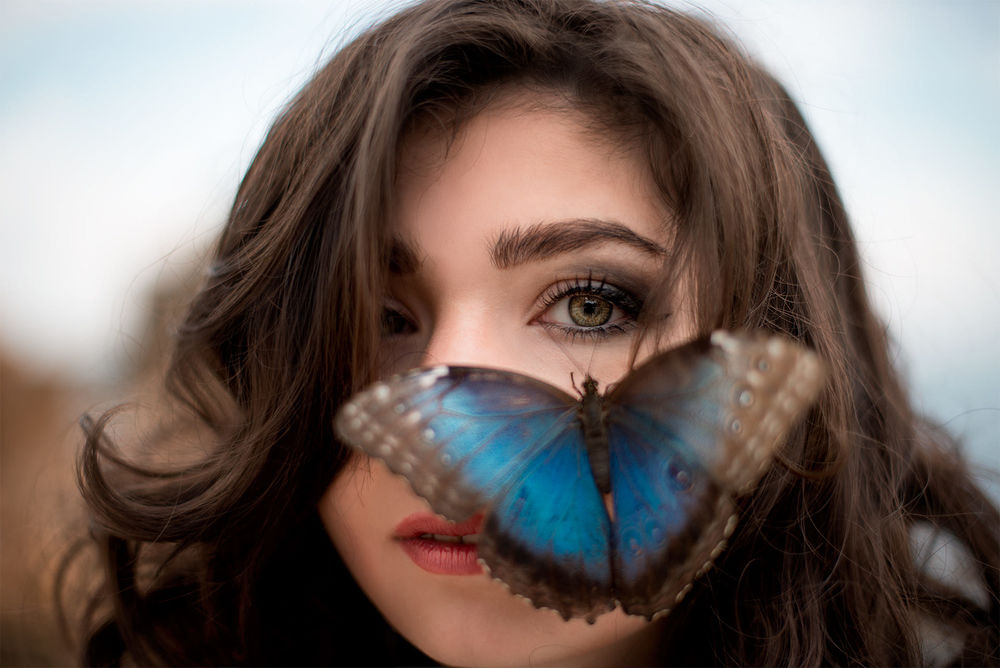 Обои для рабочего стола На лице девушки Maryam голубая бабочка, фотограф Dmitriy Inko