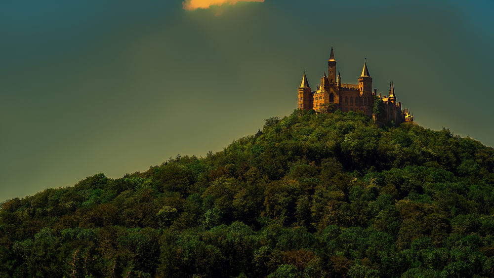 Обои для рабочего стола Замок Hohenzollern / Гогенцоллерн в Germany / Германии возвышается над зеленеющим холмом