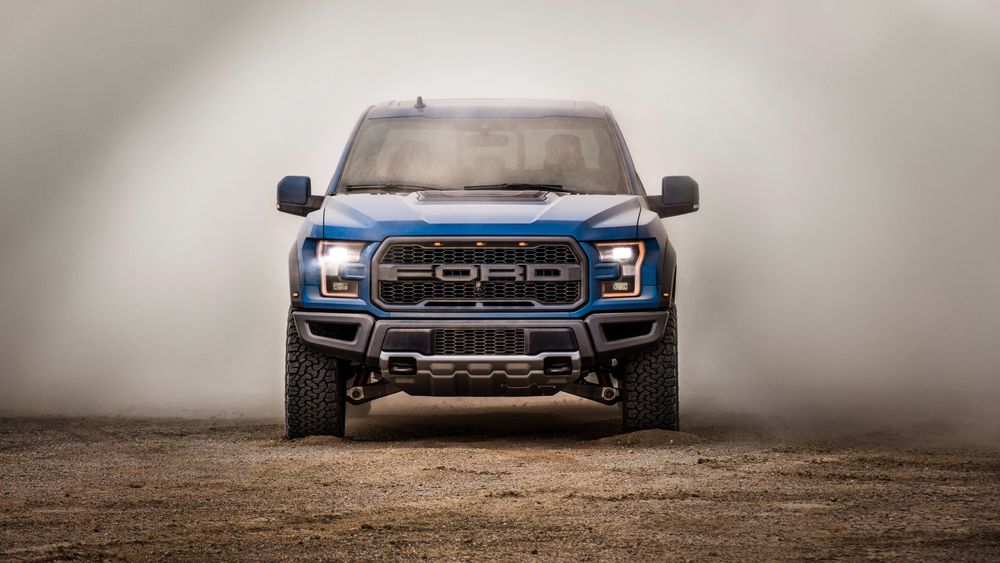 Обои для рабочего стола Синий Ford F-150 Raptor остановился в клубах пыли