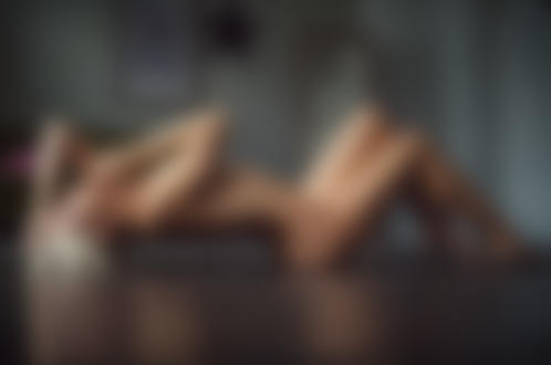 Обои на рабочий стол Модель Ekaterina Enokaeva / Екатерина Енокаева лежит на полу. Фотограф Николас Верано