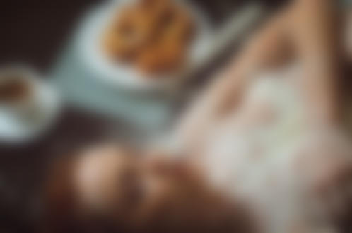 Обои на рабочий стол Модель Екатерина Шержукова лежит рядом с чашкой кофе на блюдце и пышками на тарелке. Фотограф Николас Верано