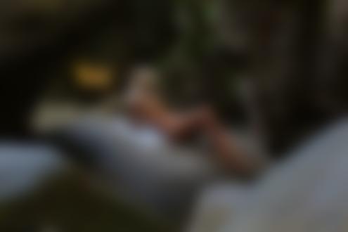 Обои для рабочего стола Обнаженная девушка-блондинка на камнях. Фотограф Леонид Мочульский