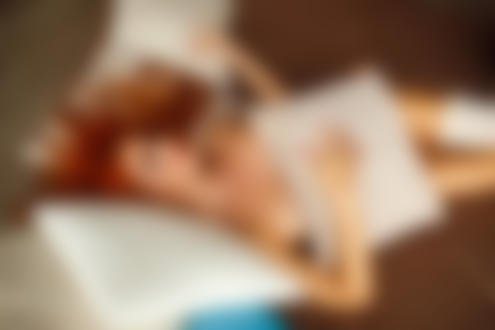 Обои на рабочий стол Модель Дана Баунти прикрылась подушкой. Фотограф Светлана Никонова