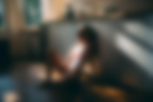Обои на рабочий стол Модель Скарлетт сидит на полу. Фотограф Alex Haala