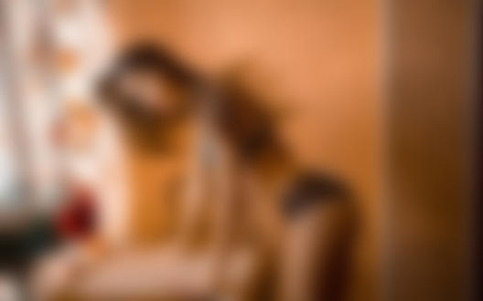 Обои на рабочий стол Модель Надежда стоит у столика с пионами на нем. Фотограф Grigoriy Lifin