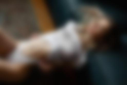 Обои на рабочий стол Модель Аня лежит на полу, фотограф Алексей Польский