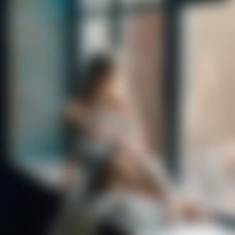 Обои на рабочий стол Девушка Наталья сидит на подоконника окна. Фотограф Жирнов Андрей