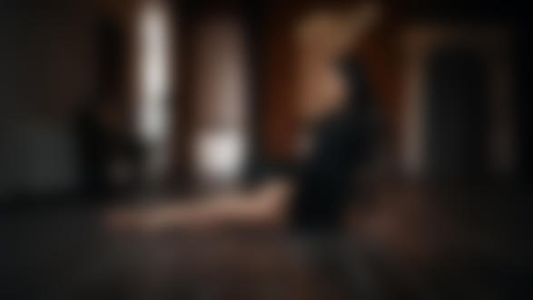 Обои для рабочего стола Модель Ксения сидит на полу. Фотограф Сергей Жирнов