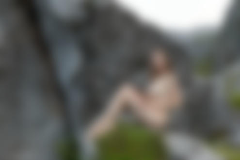 Обои на рабочий стол Обнаженная модель позирует сидя на камне в горах. Фотограф Stefan Soell