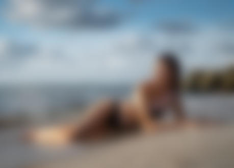 Обои для рабочего стола Модель Alyssa лежит на побережье. Фотограф Mark Crislip