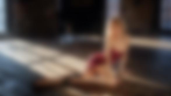 Обои на рабочий стол Симпатичная модель Марта Громова в приспущенном платье позирует, сидя на полу помещения, фотограф Георгий Чернядьев