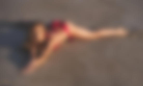 Обои на рабочий стол Модель Paige в купальнике лежит на песке, фотограф Eric Snyder