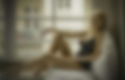 Обои для рабочего стола Модель Ekaterina Enokaeva / Екатерина Енокаева сидит у окна, фотограф Chris Bos