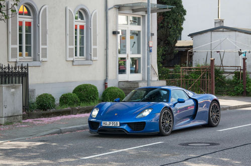 Обои на рабочий стол Авто Porsche 918 Spyder на дороге, by JB