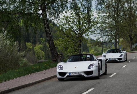 Обои на рабочий стол Porsche 918 Spyder на дороге, by JB