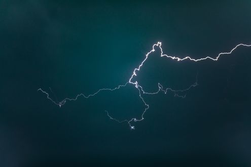 Обои на рабочий стол Разряд молнии в ночном небе, by non_creation