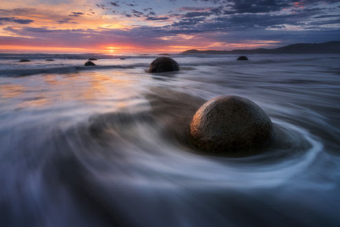 Обои на рабочий стол Валуны Moeraki в воде на рассвете, by Dylan Toh & Marianne Lim