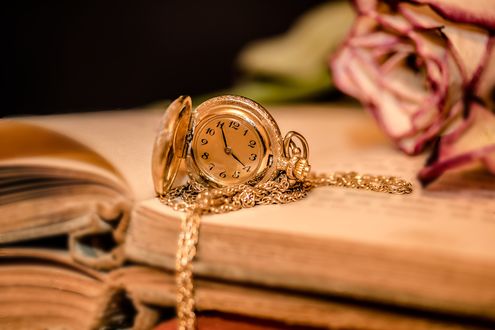 Обои на рабочий стол Карманные часы и роза лежат на книгах, by Myriam
