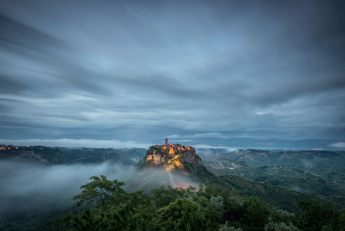 Обои на рабочий стол Туман, поднимающийся из долины под древним городом Civita di Bagnoregio / Чивита-ди-Баньореджио в Lazio / Лацио, центральная Italy / Италия, фотограф Vaidas Miseikis