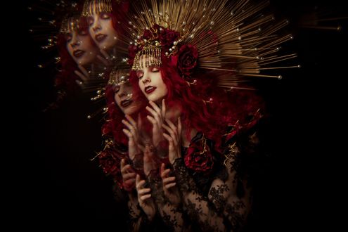 Обои на рабочий стол Модель Karolin с украшением на голове и бордовыми розами, by Sheridans Art