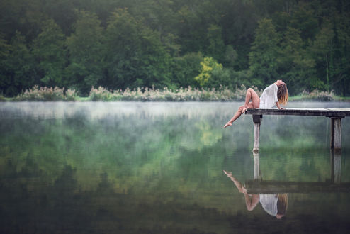 Обои на рабочий стол Модель Alexiane сидит на мостике у водоема. Фотограф Dimitry Roulland