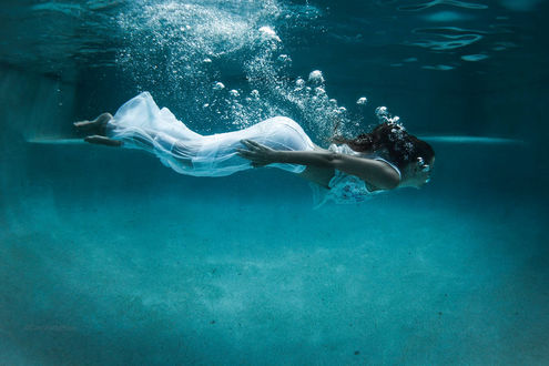 Обои на рабочий стол Девушка под водой, фотограф Cameron Watts