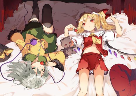 Обои на рабочий стол Flandre Scarlet / Фландре Скарлет и Komeiji Koishi с плюшевым медвежонком лежат на постели, персонажи из серии компьютерных игр Touhou Project / «Проект «Восток»», art by Hasebe Yuusaku