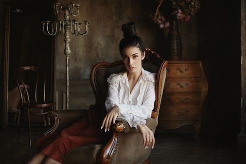 Обои на рабочий стол Модель Алла Бергер / Alla Berger сидит в кресле, фотограф Dmitry Arhar