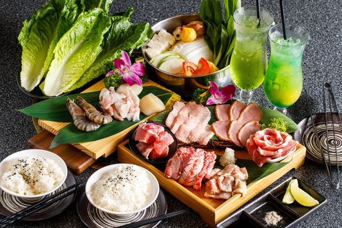 Обои на рабочий стол Японская кухня: мясная нарезка, рис, овощи и морепродукты, рядом палочки для еды и напитки
