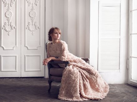 Обои на рабочий стол Модель Anastasia Scheglova / Анастасия Щеглова сидит в кресле, фотограф Olga Strelkova