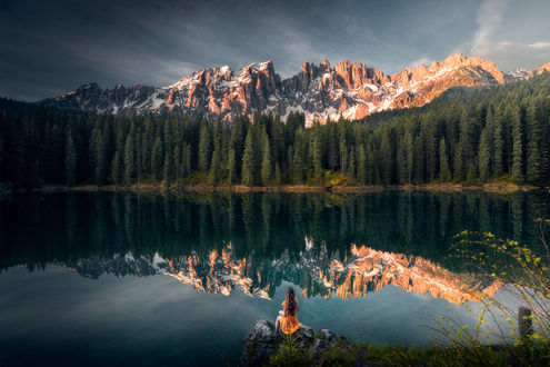 Обои на рабочий стол Девушка любуется природой, фотограф Ilhan Eroglu