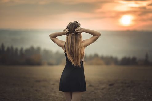 Обои на рабочий стол Девушка в венке стоит в поле, встречая закат, фотограф Jiri Tulach