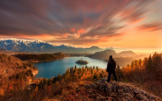 Обои на рабочий стол Парень стоит на сопке у озера Блед, Словения / Bled, Slovenia, by Arpan das