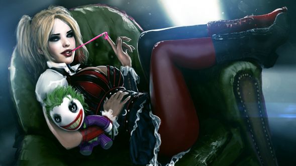 Обои на рабочий стол Harley Quinn / Харли Квин держит куклу Джокера / Joker, сидя в кресле и наматывая на палец жвачку, персонажи из DC Comics