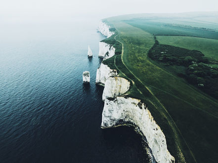 Обои на рабочий стол Туманное побережье у Old Harry Rocks / старых Гарри Скал. Фотограф Daniel Casson